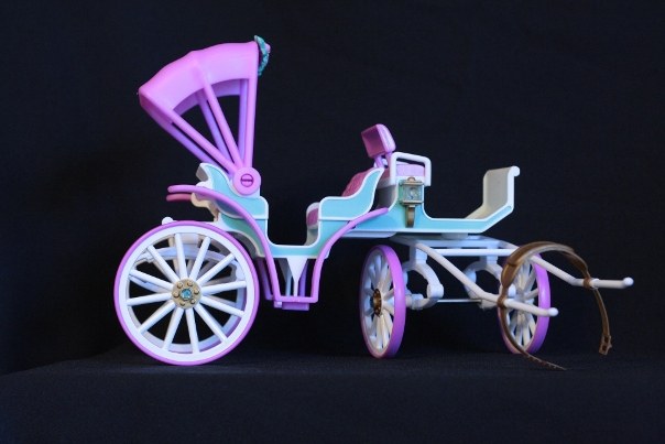 Carriage; Accessories: 2 sets of wheel/axels, 2 spring shocks, 1 harness bar and strap, 1 very plain rectangular turquois trunk with hinged lid.  <br/>Notes: Accessories list all parts that come disassembled, the trunk is the only thing that doesn't physically snap or attach to the carriage. 